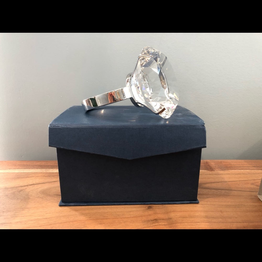 Faux engagement ring paperweight - Picture 6 of 8